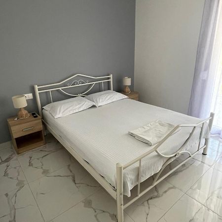Antonis Apartment Paralia Dionisiou Habitación foto